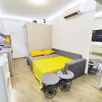 Апартамент Ally's Place *